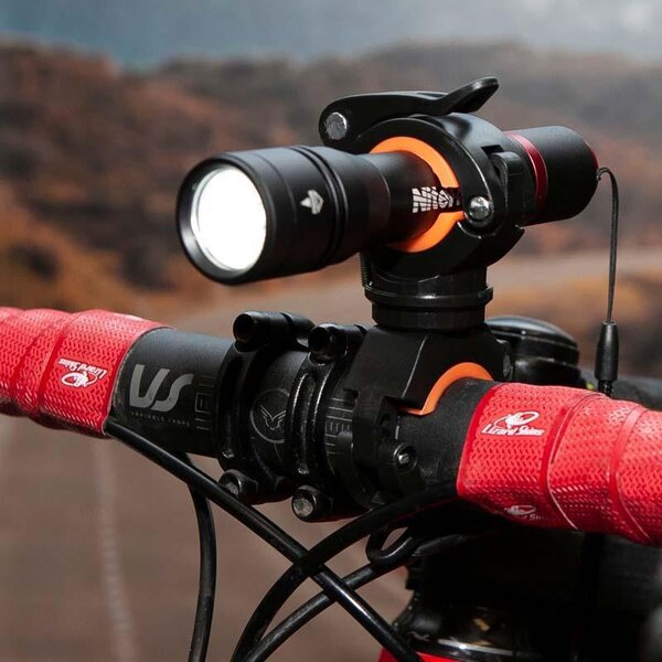 Handlebar clearance flashlight mount